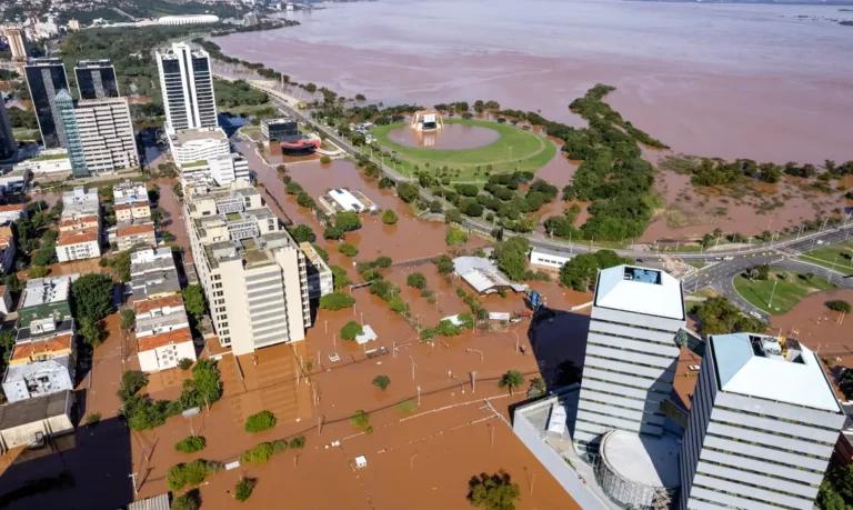 Vista aérea da enchente que atingiu Porto Alegre (RS), entre abril e maio de 2024