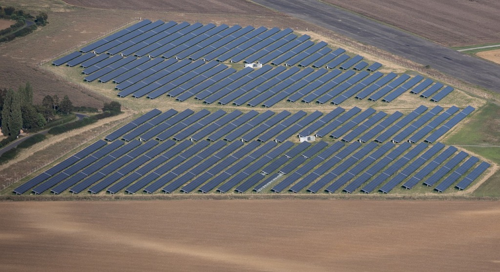 AXS Energia, do grupo Roca, recebe aporte de US$ 31,3 milhões para construir 14 usinas solares fotovoltaicas nos estados de Mato Grosso, Minas Gerais, São Paulo e Paraná. Na imagem: Vista aérea de usina solar com dezenas de fileiras de módulos fotovoltaicos (Foto: Kev/Pixabay)