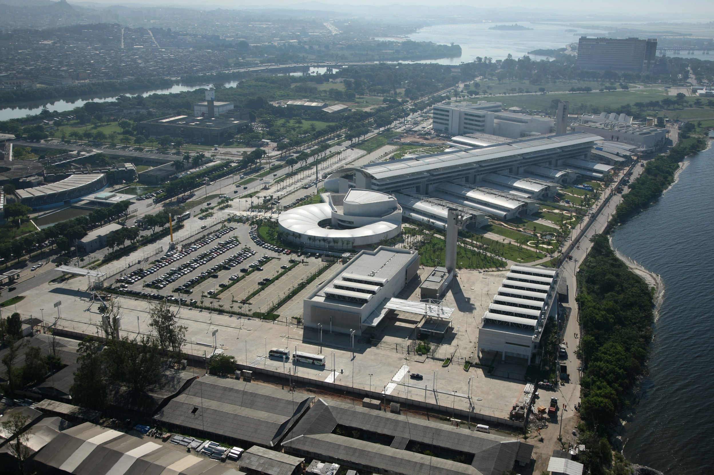 Petrobras inicia estudos para avaliar o uso de pequenos reatores nucleares (SMRs) para reduzir emissões na produção de petróleo e gás natural. Na imagem: Vista aérea das novas instalações do Centro de Pesquisas e Desenvolvimento Leopoldo A. Miguez de Mello (Cenpes), da Petrobras (Foto: Geraldo Falcão/Agência Petrobras)