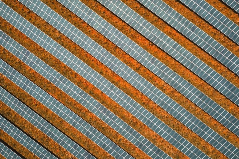 Com atuais planos climáticos (NDCs), Brasil está entre os países mais alinhados com Net Zero, mas fica para trás no mercado de hidrogênio, projeta BloombergNEF. Na imagem: Vista aérea vertical de usina solar, com fileiras de painéis fotovoltaicos dispostos lado a lado (Foto: Barney Elo/Pixabay)