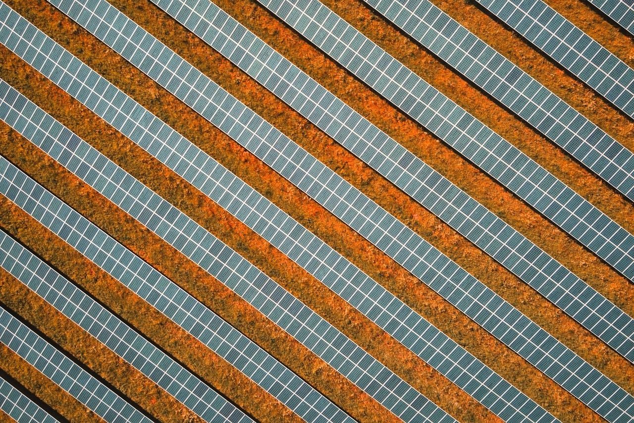 Com atuais planos climáticos (NDCs), Brasil está entre os países mais alinhados com Net Zero, mas fica para trás no mercado de hidrogênio, projeta BloombergNEF. Na imagem: Vista aérea vertical de usina solar, com fileiras de painéis fotovoltaicos dispostos lado a lado (Foto: Barney Elo/Pixabay)