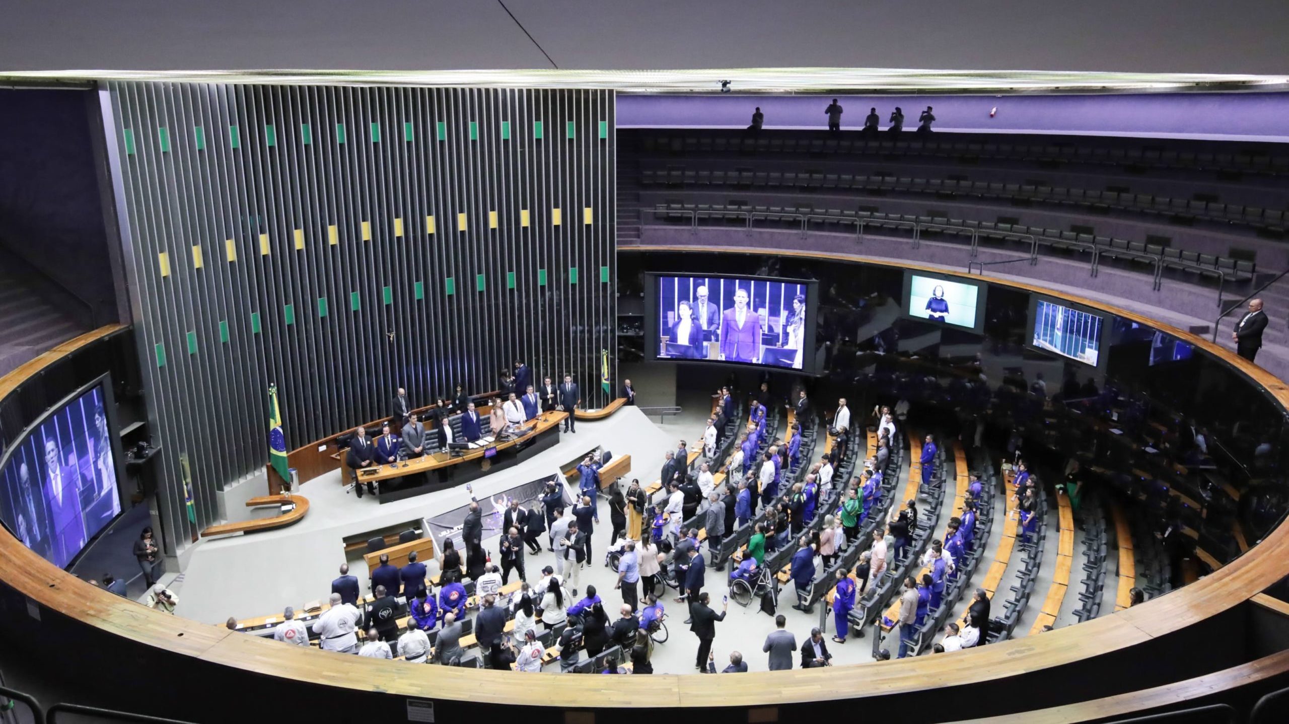 Câmara dos Deputados reúne líderes para discutir propostas da reforma tributária que podem taxar produção de óleo e gás natural. Na imagem: Vista do Plenário da Câmara durante homenagem à Federação Brasileira de Jiu-Jitsu Paradesportivo (FBJJP), em 25/6/2024 (Foto: Bruno Spada/Câmara dos Deputados)