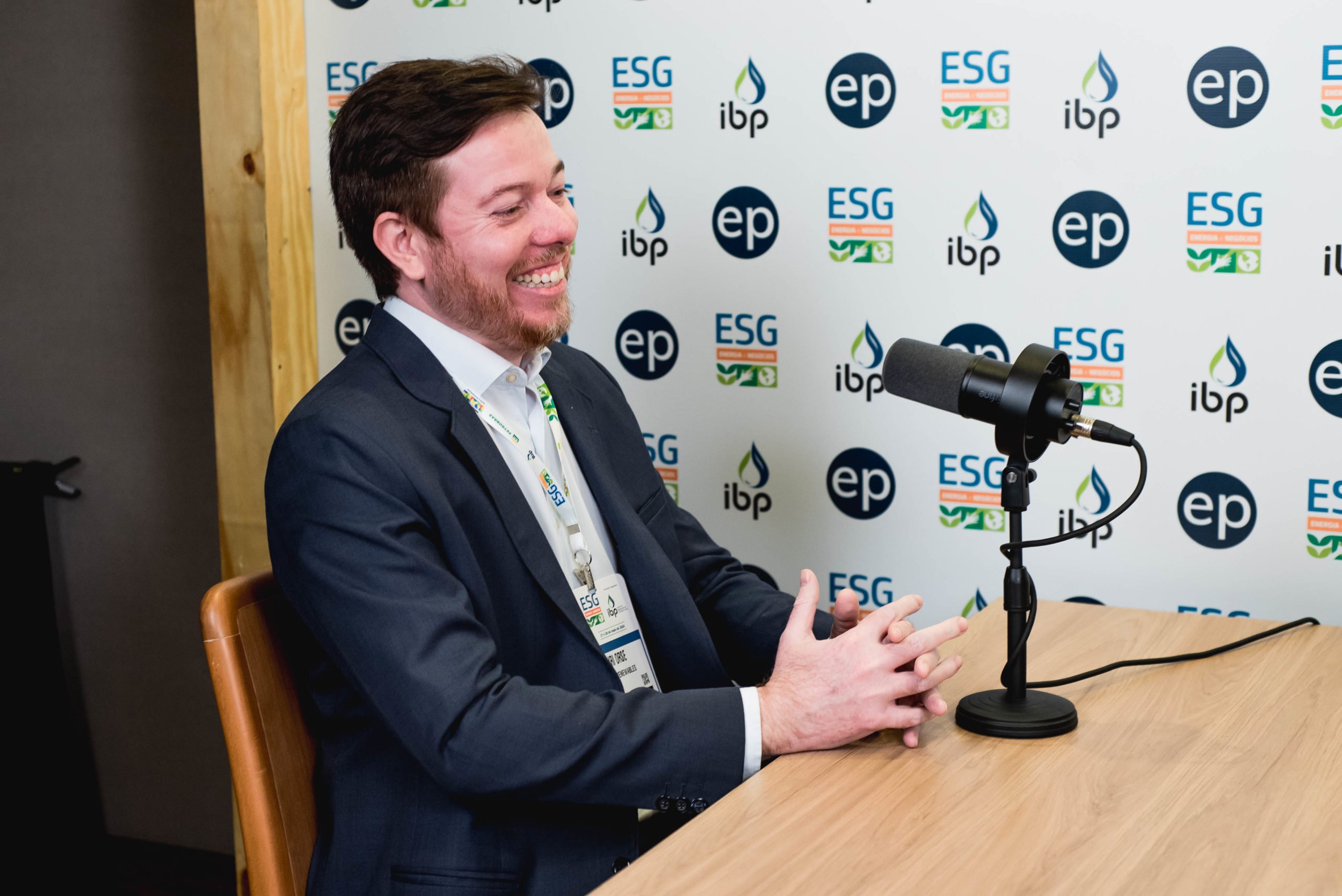 Acelen planeja exportar combustível sustentável de aviação (SAF) a partir de 2027, afirma Yuri Orsi, diretor da cadeia de renováveis da Acelen, em entrevista ao estúdio epbr durante a ESG Energia e Negócios do IBP, no Rio, em 27/5/2024 (Foto: Victor Curi/epbr)