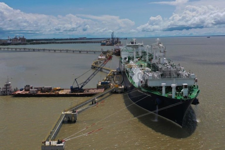 New Fortress conclui aquisição da UTE Portocem (1,571 GW), da Ceiba Energy, e confirma transferência da térmica a gás para o Pará. Na imagem: Terminal de GNL de Barcarena, da New Fortress Energy (Foto: Divulgação NFE)