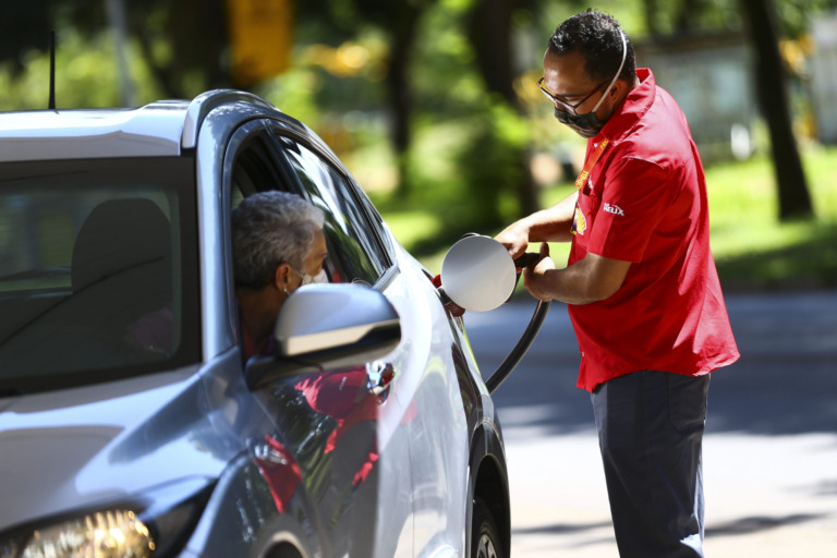 Fator ambiental é irrelevante para maioria dos donos de carros flex, indica perfil do consumidor de combustíveis levantado pela EPE. Na imagem: Força-tarefa integrada pela ANP, Procon e Inmetro fiscaliza postos revendedores de combustíveis em Brasília (Foto: Marcelo Camargo/Agência Brasil)