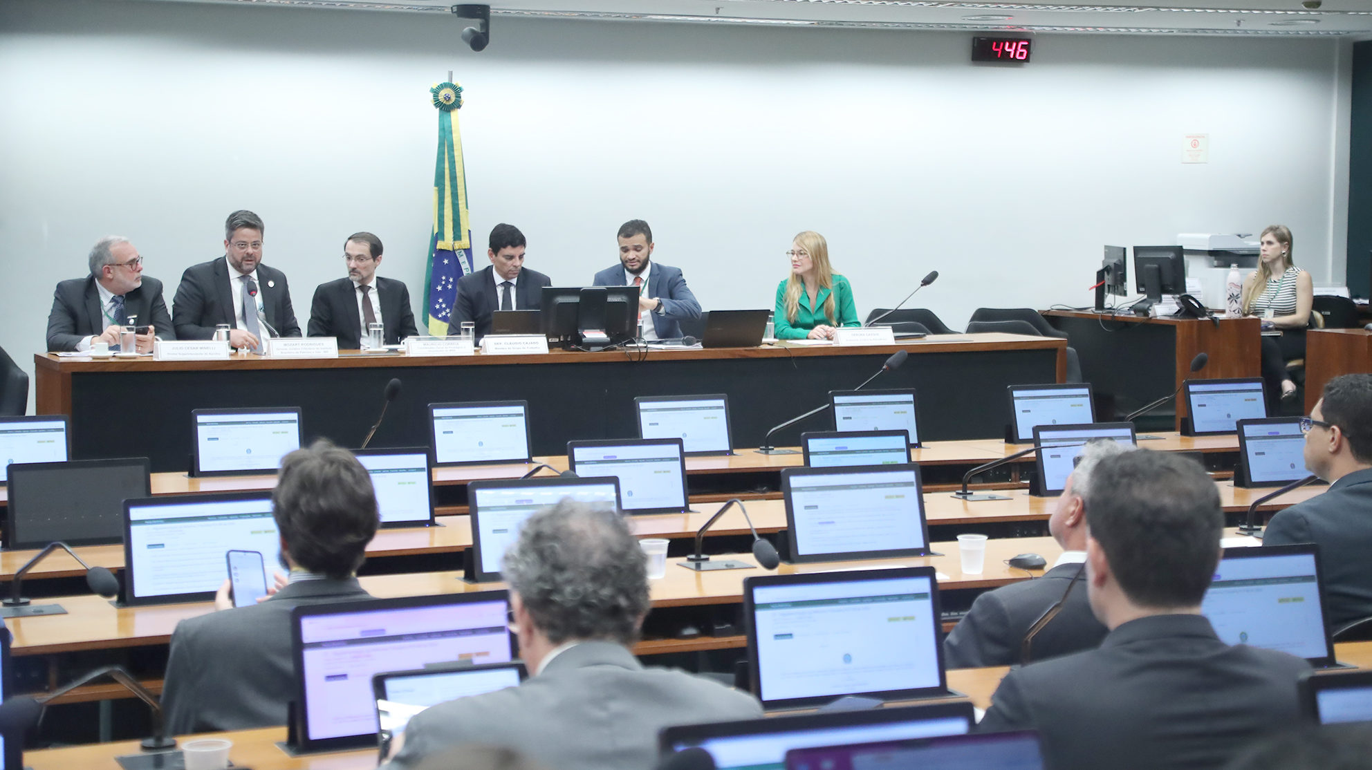 Reforma tributária vai estabilizar impostos de combustíveis em bases anuais para amenizar a volatilidade dos preços de curto prazo, diz Fazenda. Na imagem: Câmara dos Deputados discute tributação dos combustíveis na reforma tributária, em 11/6/2024 (Foto: Bruno Spada/Câmara dos Deputados)