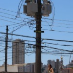 Poste de energia elétrica da rede da Enel, na Via da Saúde (SP), com cabos desconectados durante apagão, em 6/11/2023 (Foto Rovena Rosa/Agência Brasil)