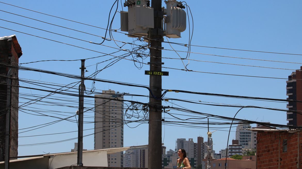 Poste de energia elétrica da rede da Enel, na Via da Saúde (SP), com cabos desconectados durante apagão, em 6/11/2023 (Foto Rovena Rosa/Agência Brasil)