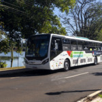 Ônibus movido com 100% de biometano circula por Londrina (PR) em parceria entre Scania, Compagás e prefeitura. Crédito: Divulgação/Scania