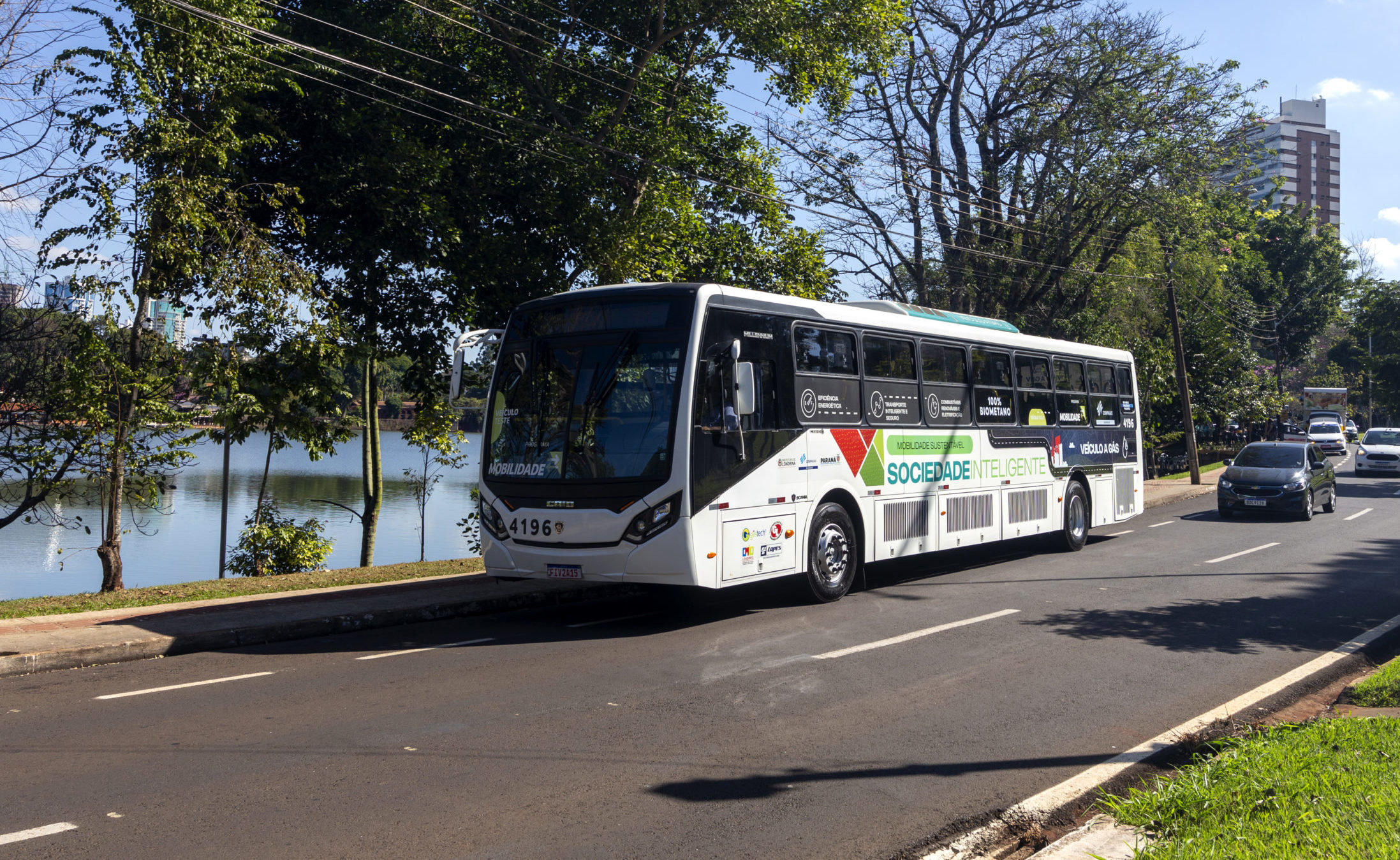 Ônibus movido com 100% de biometano circula por Londrina (PR) em parceria entre Scania, Compagás e prefeitura. Crédito: Divulgação/Scania