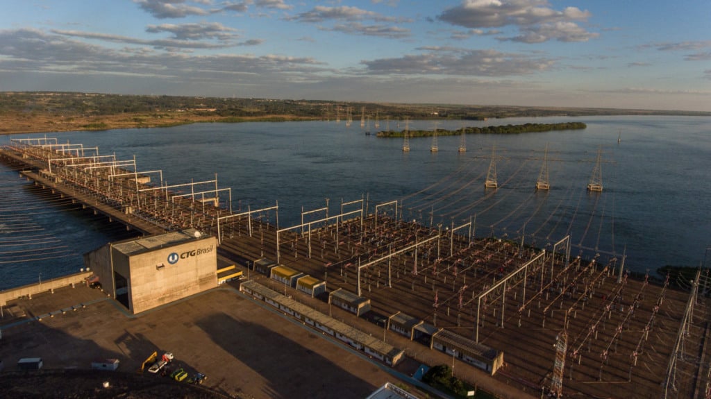 CTG Brasil constrói laboratório para testar energia solar com armazenamento em baterias na UHE de Ilha Solteira, da CTG Brasil no rio Paraná, entre Ilha Solteira/SP e Selvíria/MS (Foto: Henrique Manreza/Divulgação)