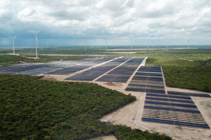 Autoprodução impulsionou PPAs  (contratos de longo prazo) de energia solar e eólica em 2023, aponta estudo da consultoria Cela (Clean Energy Latin America). Na imagem: Vista de complexo solar e eólico para autoprodução de energia (Foto: Divulgação Banco do Nordeste)