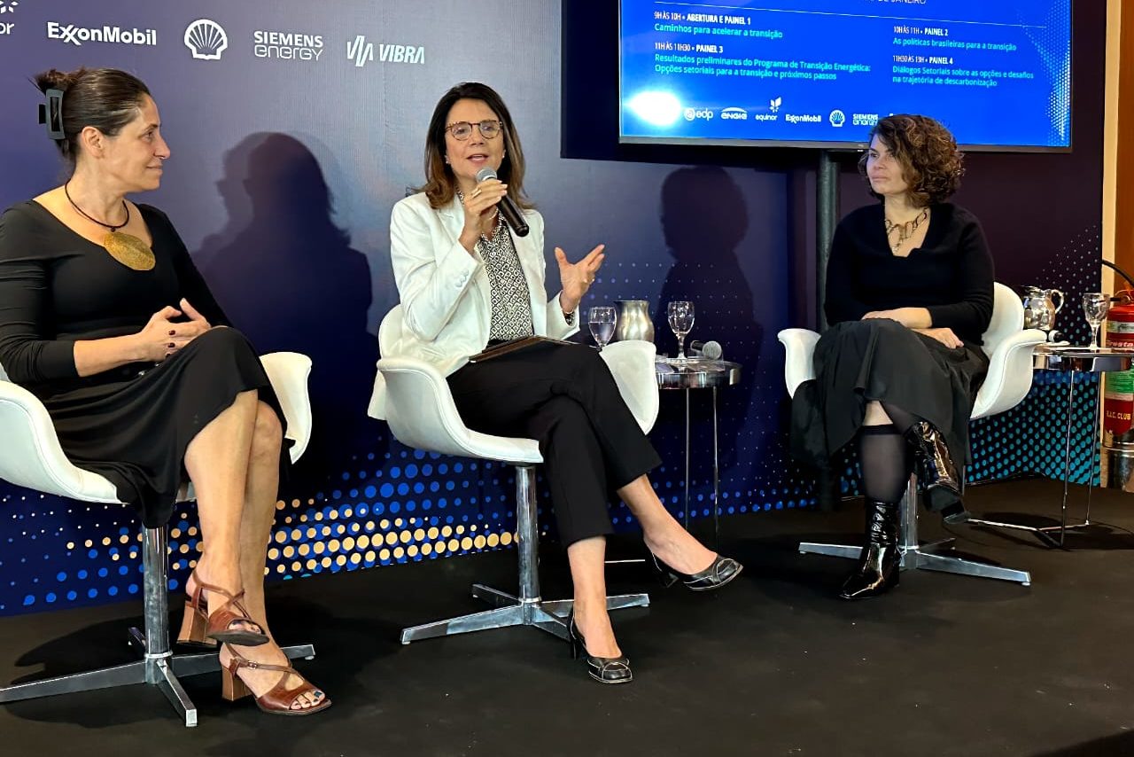 Novas fronteiras exploratórias de petróleo e gás natural precisam se alinhar às metas do Plano Clima, diz secretária do MMA. Na imagem: Maria Netto (Cebri, iCS), Ana Toni (MMA) e Luciana Costa (BNDES), durante seminário Brasil 2050 (Foto: Gabriella Cavalcanti)