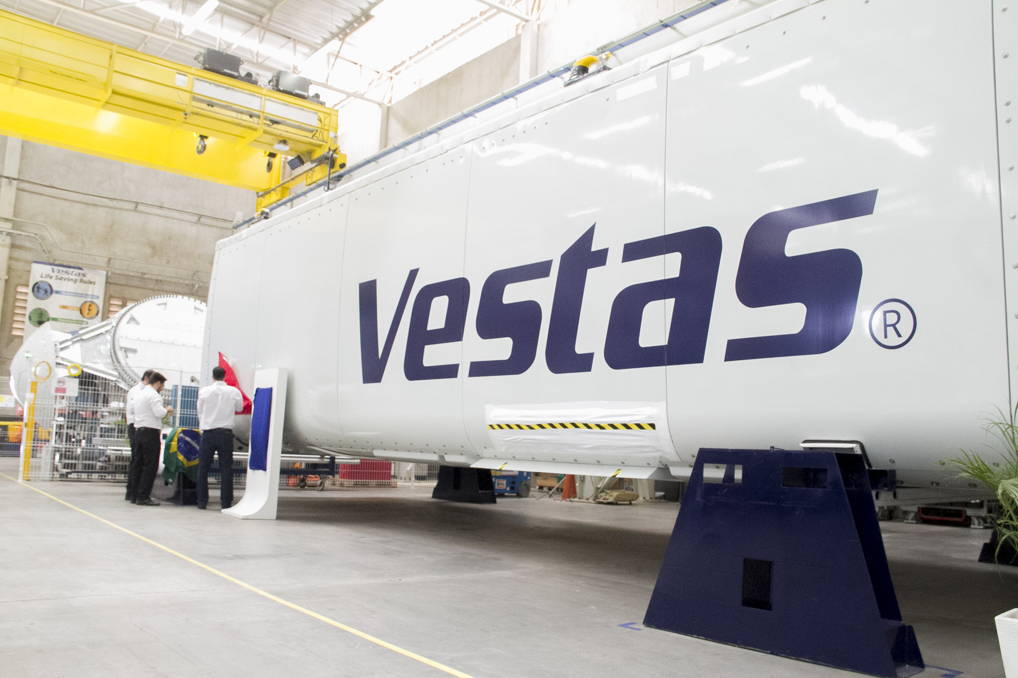 Abertura do mercado livre a todos os consumidores e leilões de energia de reserva (LER) ajudariam indústria eólica nacional a se recuperar da crise, diz Vestas. Na imagem: Fábrica de montagem de hubs e naceles (de aerogeradores) da Vestas em Aquiraz, no Ceará (Foto: Carlos Gibaja/Governo do Ceará)