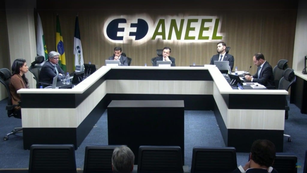 Distribuidoras do Rio Grande do Sul pedem aumento de tarifa de energia para compensar inadimplência da Oi em pagamentos pelo compartilhamento de postes. Na imagem: Diretoria da Aneel participa da 19ª Reunião Pública Ordinária da agência, em 4/6/2024 (Foto: Reprodução Youtube Aneel)