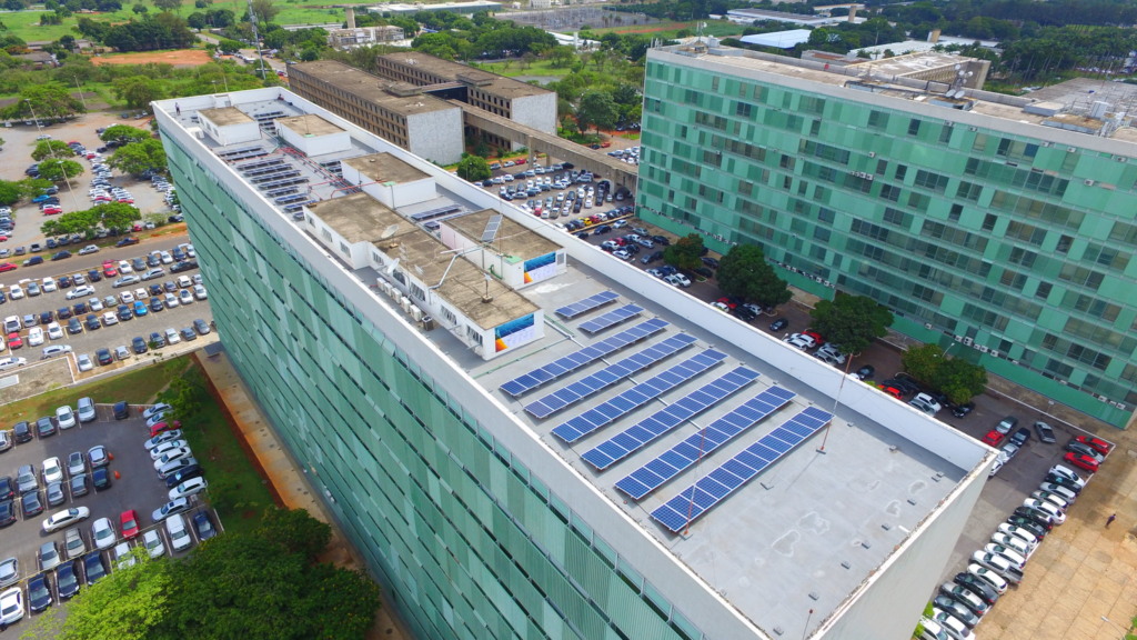 Órgãos públicos miram contratação no mercado livre para reduzir emissões de GEE e gastos com energia elétrica. Na imagem: Usina solar instalada na cobertura do edifício-sede do MME, na Esplanada dos Ministérios, em Brasília (Foto: José Cruz/Agência Brasil)