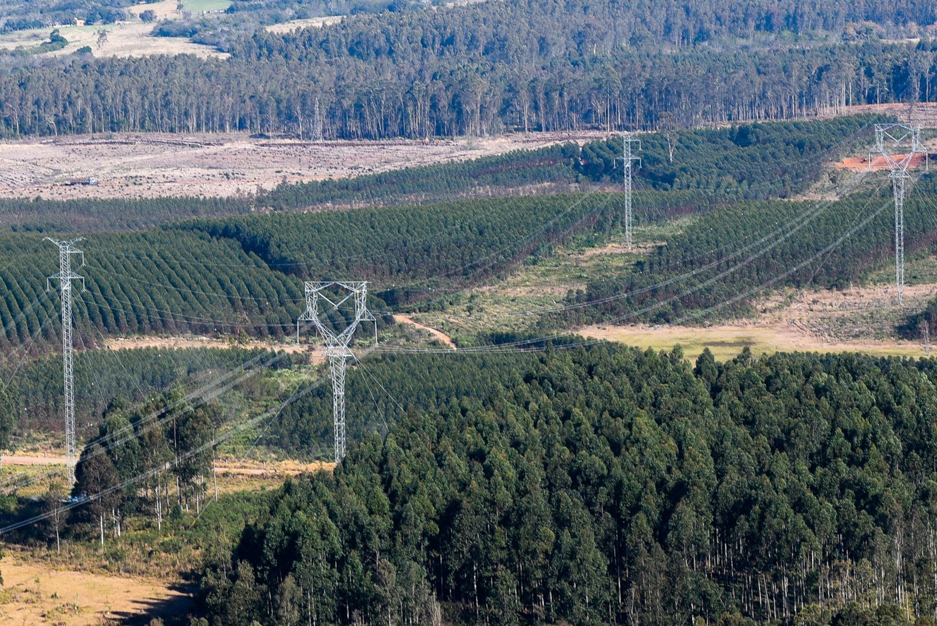 Aneel vai remanejar recursos de fiscalização para monitorar linhas de transmissão afim de evitar paralizações ou apagão. Na imagem: Rede de transmissão de energia elétrica (Foto: Saulo Cruz/MME)