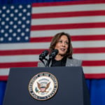 Joe Biden e Donald Trump têm muitos pontos em comum quando o assunto é produção de petróleo, mas qual a visão de Kamala Harris? Na imagem: A vice-presidente dos EUA, Kamala Harris, durante evento em janeiro de 2024 (Foto: Lawrence Jackson/White House)