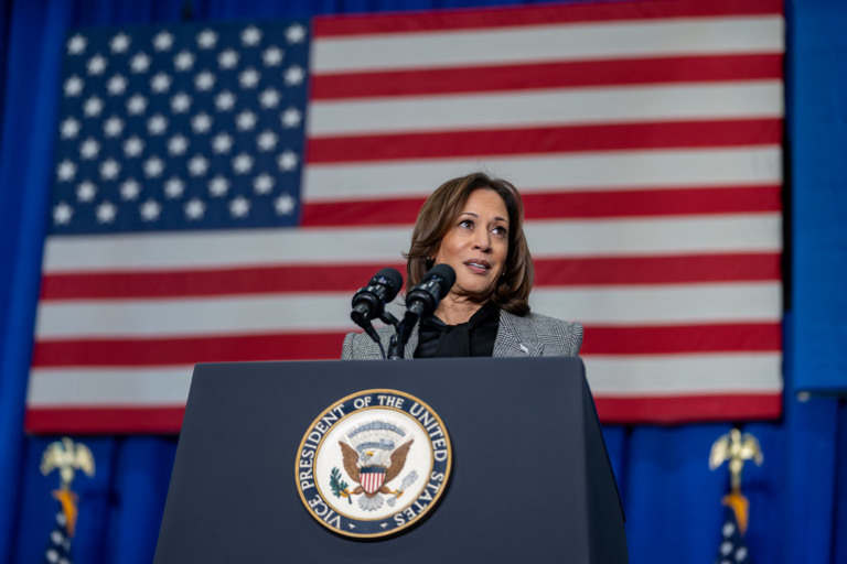 Joe Biden e Donald Trump têm muitos pontos em comum quando o assunto é produção de petróleo, mas qual a visão de Kamala Harris? Na imagem: A vice-presidente dos EUA, Kamala Harris, durante evento em janeiro de 2024 (Foto: Lawrence Jackson/White House)