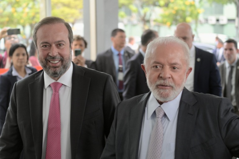 Presidente Lula e Alexandre Silveira (MME) se encontram para reunião do CNPE no MME, em 19/12/2023 (Foto: Ricardo Botelho/MME)