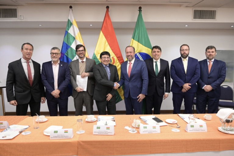 Indústria brasileira sai em busca de gás natural na Bolívia. Vai rolar? Na imagem: Ministro Alexandre Silveira, de Minas e Energia, participa de reunião com autoridades bolivianas, ao lado de representantes da indústria brasileira (Foto: Ricardo Botelho/MME)