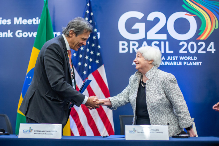 Parceria pelo Clima entre Brasil e EUA mira energia limpa, financiamento verde e mercados de carbono. Na imagem: Ministro da Fazenda do Brasil, Fernando Haddad, e secretária do Tesouro dos EUA, Janet Yellen (Foto: Diogo Zacarias/MF)