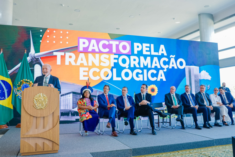 Lula, Barroso, Pacheco e Lira assinam pacto para avançar com mercado de carbono e biocombustíveis. Na imagem: Cerimônia de assinatura do Pacto pela Transformação Ecológica entre os Três Poderes (Foto: Cláudio Kbene/PR)