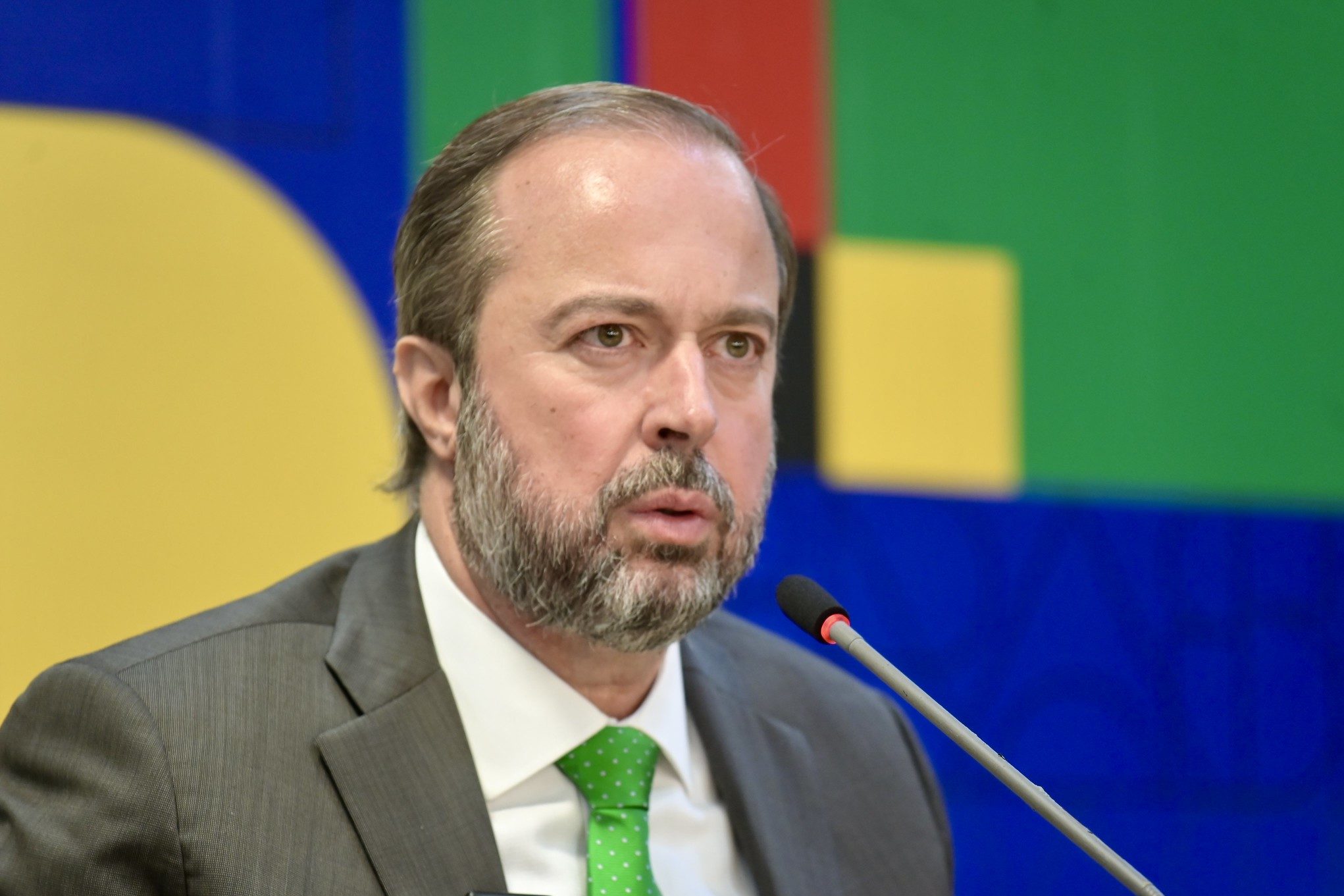 Governo sobe o tom e ameaça intervir na Agência Nacional de Energia Elétrica (Aneel). Na imagem: Alexandre Silveira fala durante coletiva de imprensa sobre a renovação antecipada das distribuidoras de energia elétrica, em 20/6/2024 (Foto: Ricardo Botelho/MME)