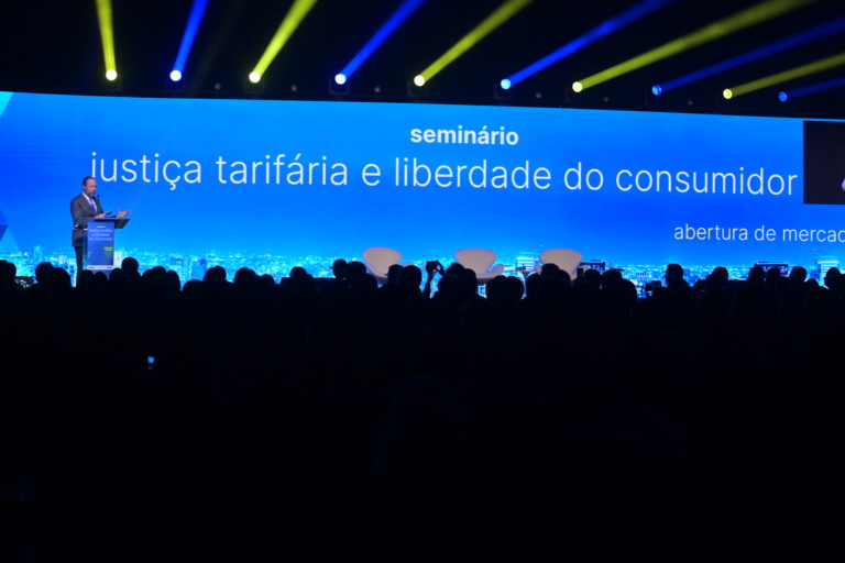 Alexandre Silveira, ministro do MME, fala no seminário Justiça Tarifária e Liberdade ao Consumidor, em 12/7/2024 (Foto: Ricardo Botelho/MME)