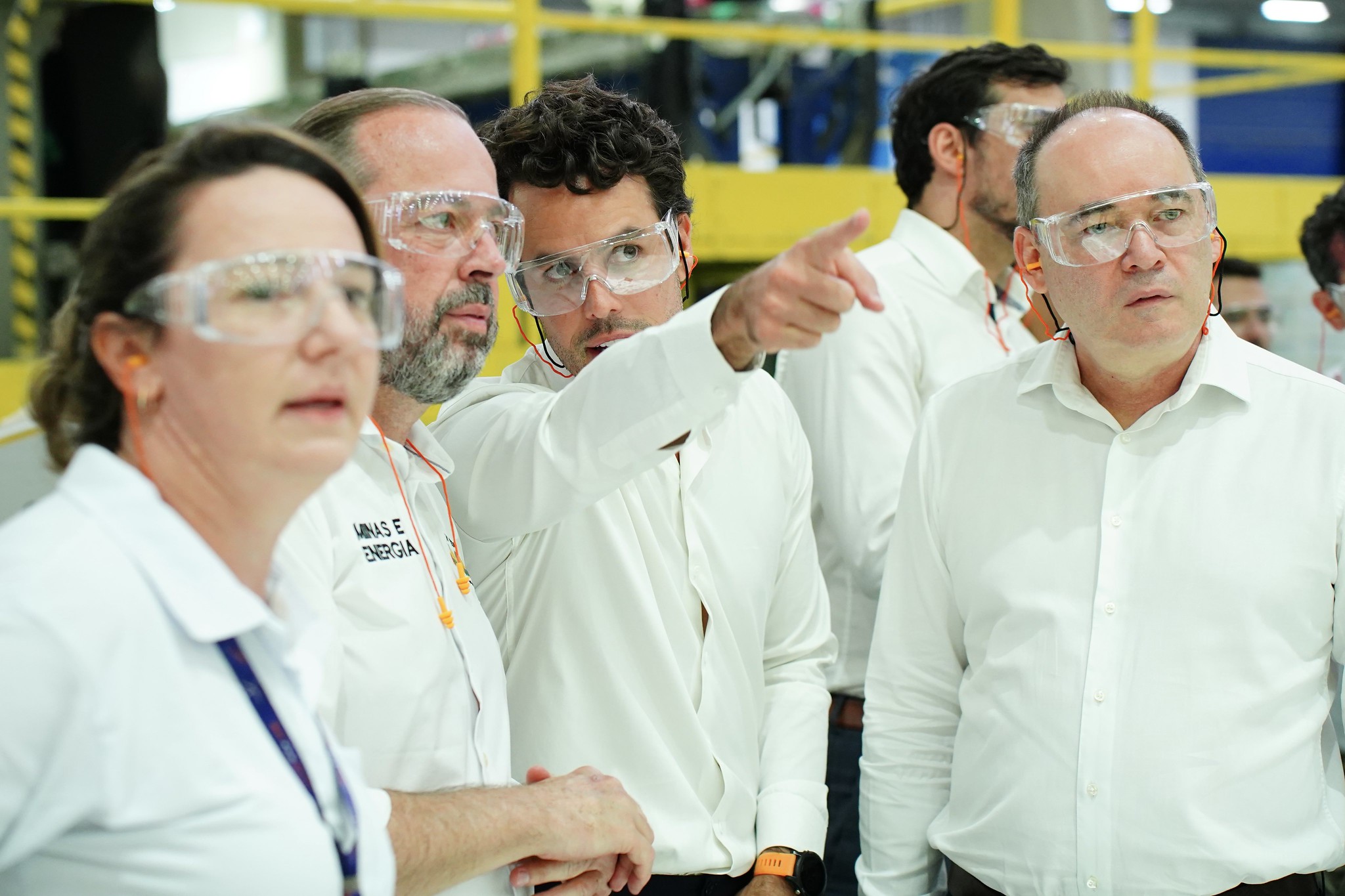 Minas e Energia avalia se haverá demanda para retomada de leilão de energia de reserva (LER). Na imagem: Alexandre Silveira e o CEO da Vestas, Eduardo Ricotta [à direita], durante visita à fábrica de componentes eólicos da Aeris no Ceará, em 9/8/2024 (Foto: Tauan Alencar/MME)