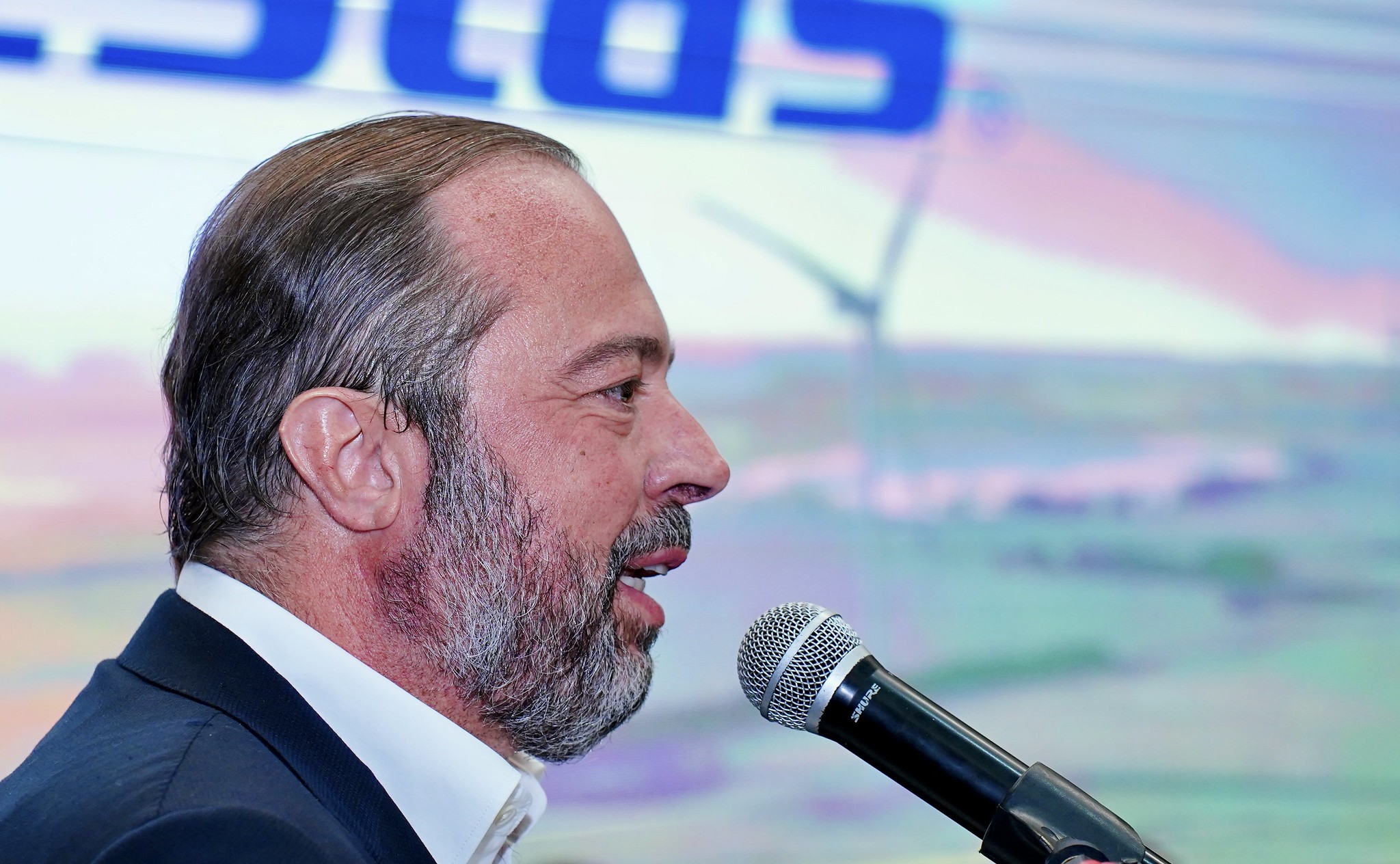 Ministro de Minas e Energia, Alexandre Silveira vai ao Ceará para anunciar investimentos em energia eólica. Na imagem: Alexandre Silveira fala em cerimônia para anúncio de investimentos da Vestas no Brasil, durante visita à fábrica de montagem de hubs e naceles em Aquiraz (CE), em 9/8/2024 (Foto: Tauan Alencar/MME)