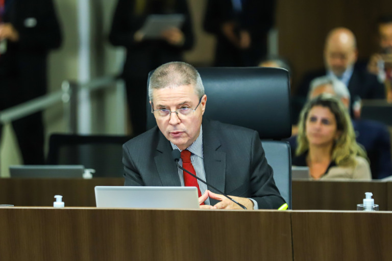 TCU determina que Aneel fiscalize denúncias de irregularidades na energia por assinatura. Na imagem: Relator do processo, Antonio Anastasia, ministro do Tribunal de Contas da União, fala durante sessão, em 3/7/2024 (Foto: TCU)