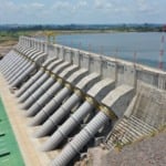 Reformas setoriais poderiam reduzir dependência de termelétricas e dar novo protagonismo às hidrelétricas, defendem ambientalistas do Iema e da Coalizão Energia Limpa. Na imagem: Barragem da hidrelétrica de Belo Monte na bacia do Rio Xingu, próxima ao município de Altamira, no norte do estado Pará (Foto: TV Brasil)