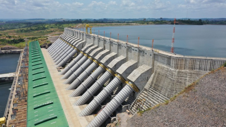 Reformas setoriais poderiam reduzir dependência de termelétricas e dar novo protagonismo às hidrelétricas, defendem ambientalistas do Iema e da Coalizão Energia Limpa. Na imagem: Barragem da hidrelétrica de Belo Monte na bacia do Rio Xingu, próxima ao município de Altamira, no norte do estado Pará (Foto: TV Brasil)