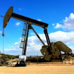 MME abre consulta para fomento à competitividade dos produtores independentes de óleo e gás natural. Na imagem: Bomba de extração de petróleo em campo terrestre, com céu azul, e poucas nuvens brancas, ao fundo (Foto: John Perry/Pixabay)