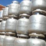 Botijões de 13 kg de GLP, o gás de cozinha, em pilhados e enfileirados (Foto: Marcelo Casal/Agência Brasil)