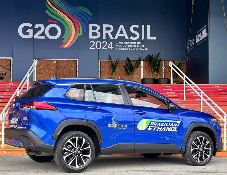 Proposta para atualização da NDC mostra como Brasil pode substituir 42% do seu consumo de energia fóssil. Na imagem: Carros movidos a etanol transportam delegações que participam de reuniões de chanceleres do G20 no Rio (Foto: Divulgação MRE)