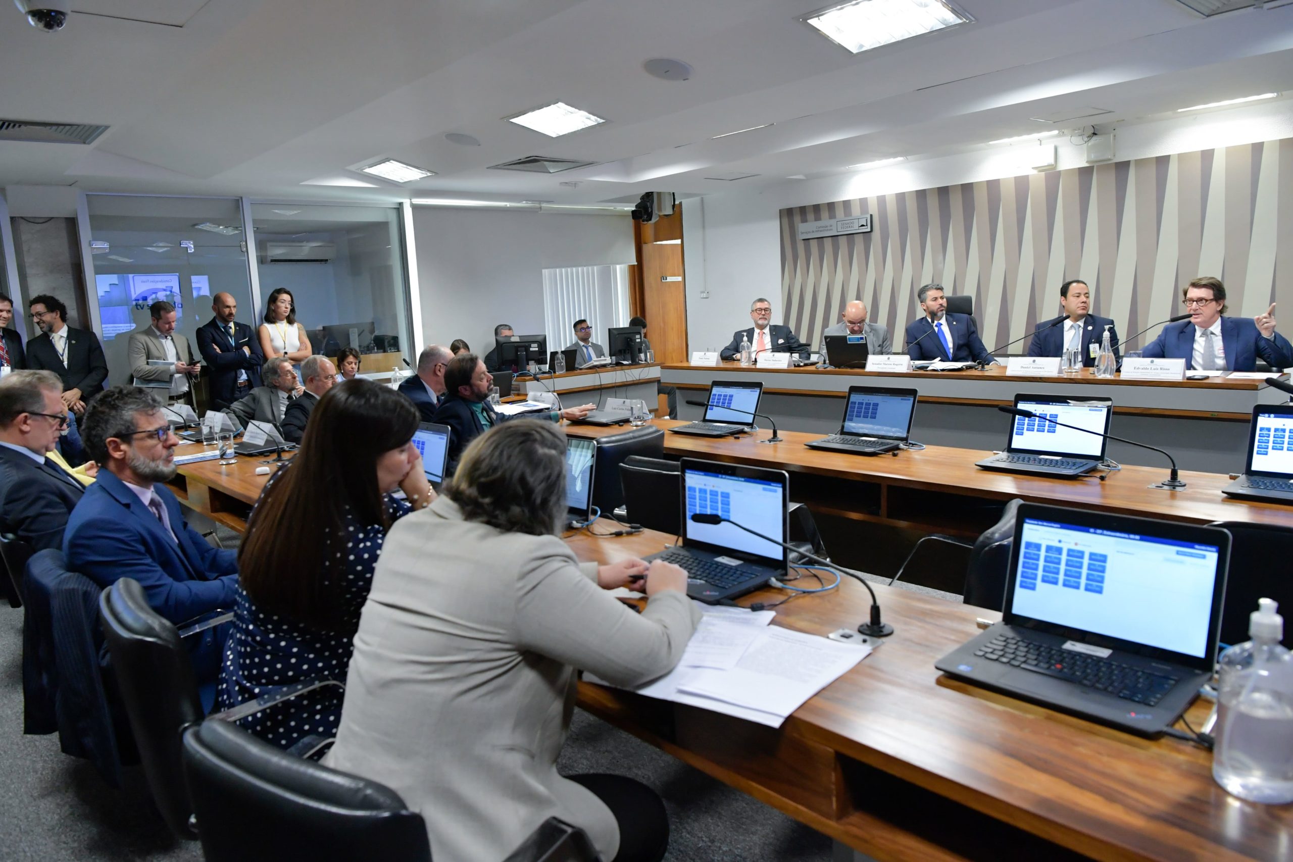 Sem presença de relator Weverton Rocha, Senado debate emendas em projeto do marco das eólicas offshore. Na imagem: Comissão de Serviços de Infraestrutura do Senado recebe entidades do setor elétrico para debater o PL das eólicas offshore, em 20-8-2024 (Foto: Geraldo Magela/Agência Senado)