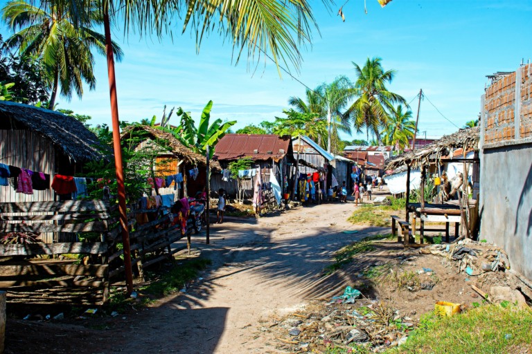 Os mercados voluntários de carbono estão realmente ajudando economias emergentes como as da África Subsaariana? Na imagem: Construções populares em comunidade na ilha de Madagascar, perto da costa sudeste da África (Foto: aga2rk/Pixabay)