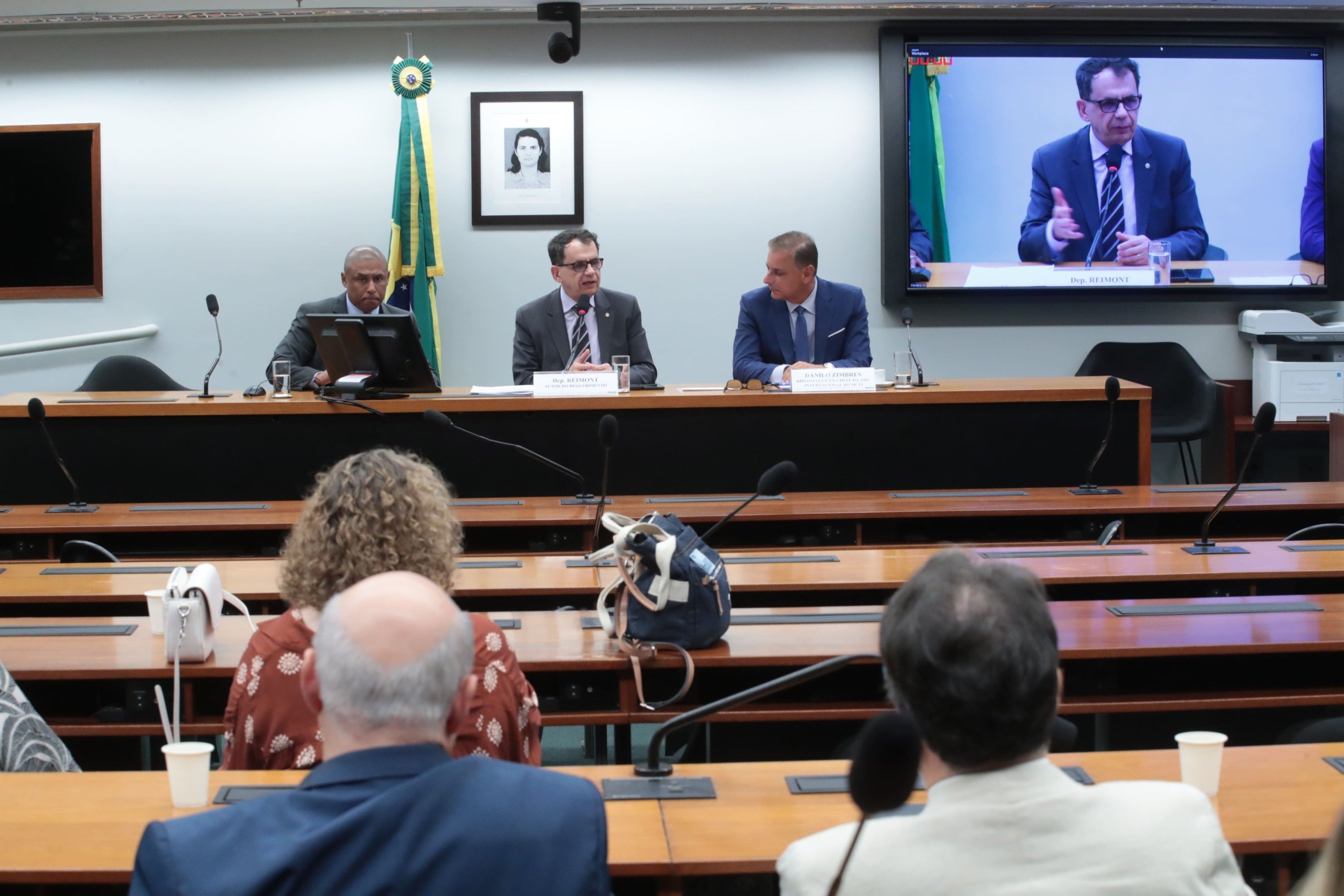 Deputado Reimont, à mesa, coordena o debate no Conselho de Ética da Câmara, em 28/8/2024 (Foto Bruno Spada/Câmara dos Deputados)