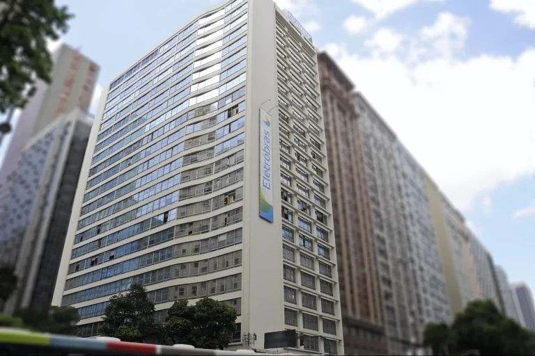 Negociação entre governo e Eletrobras prevê R$ 18 bilhões para reduzir contas de luz até 2026. Na imagem: Edifício sede da Eletrobras na avenida Presidente Vargas, centro do Rio de Janeiro (Foto: Fundamentei)