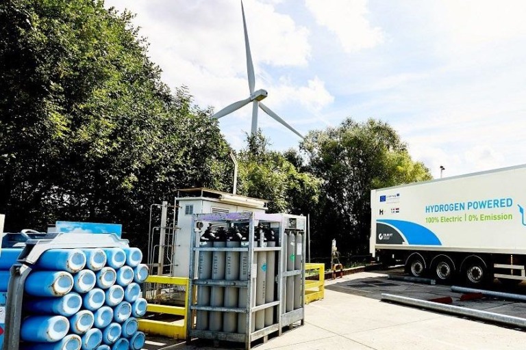 Na imagem: Estação de hidrogênio com turbina eólica, cilindros de armazenamento e caminhão elétrico (Foto: Comissão Europeia)