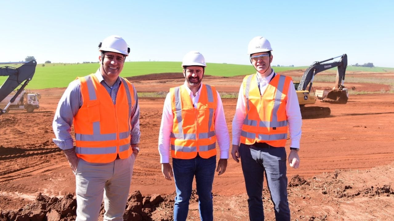 Da esquerda para a direita, Tulio Abi-Saber, vice-presidente Financeiro, Erasmo Carlos Battistella, Presidente, e Leandro Luiz Zat, vice-presidente de Operações, todos da Be8, do ECB Group (Foto: Divulgação)