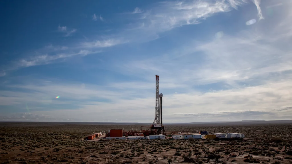 Edge, o braço de comercialização da Compass (Cosan), acompanha de perto oportunidades de importação de gás argentino. Na imagem: Exploração de gás pela Pluspetrol na província de Vaca Muerta, na Argentina (Foto: Divulgação)