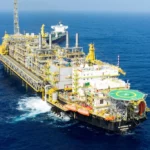 Cotação do petróleo Brent no mercado futuro despenca acompanhando medo de recessão americana. Na imagem: FPSO P-75, parte do sistema de produção de Búzios, operando no offshore do pré-sal da Bacia de Santos; que agregou para a Petrobras 2 bilhões de barris de óleo equivalente (boe) em reservas em 2022 (Foto: Agência Petrobras)