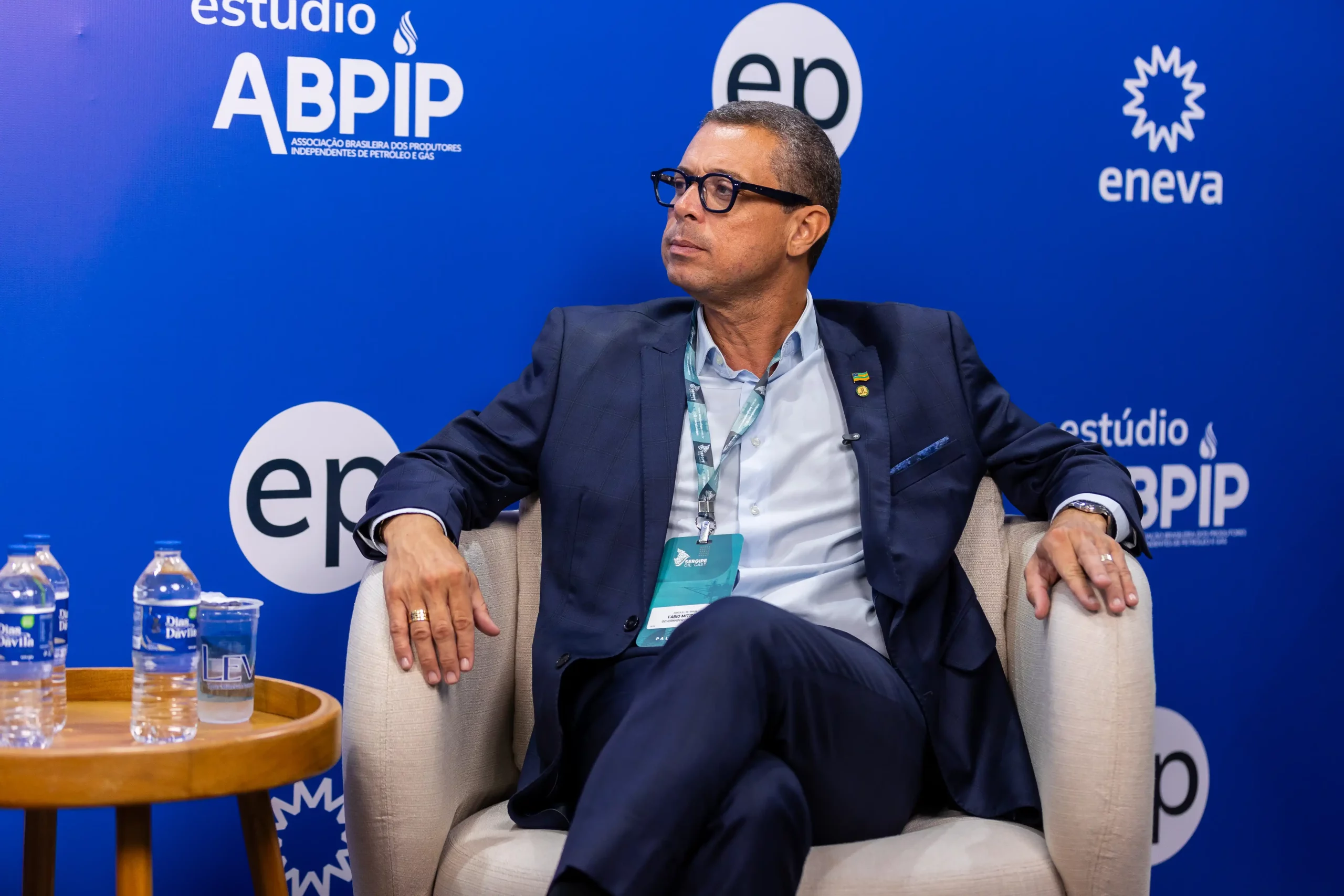 Fabio Mitidieri, governador de Sergipe, concede entrevista ao estúdio Abpip durante a Sergipe Oil & Gas, em Aracaju, em 24/7/2024 (Foto: Alisson Torres/epbr)