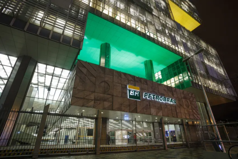 Petrobras tem prejuízo de R$ 2,6 bilhões no segundo trimestre de 2024 e paga R$ 13,6 bilhões em dividendos. Na imagem: Fachada da sede da Petrobras (Edise), no Rio de Janeiro; iluminação do prédio em verde e amarelo (Foto: Flávio Emanuel/Agência Petrobras)