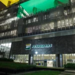 Petrobras atualiza valores brutos dos dividendos de 2023 pela Selic e anuncia pagamento na próxima quinta (20/6/2024). Na imagem: Fachada do edifício-sede da Petrobras (Edise), na Avenida Chile, no Rio de Janeiro (Foto: Agência Petrobras)