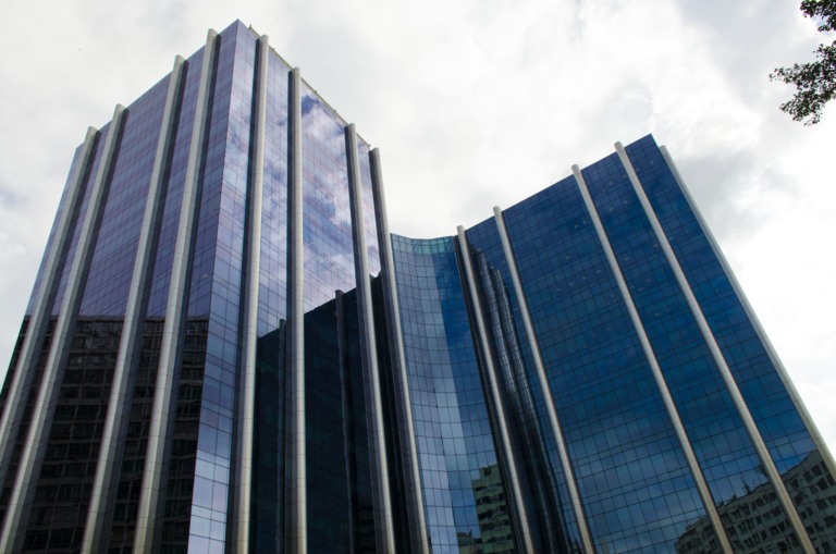 Governança: Petrobras muda regras do regimento e troca comando de comitê de auditoria. Na imagem: Vista de baixo do Centro Empresarial Senado (Edisen), da Petrobras, no Centro do Rio de Janeiro, com nuvens refletidas na fachada espelhada (Foto: André Motta de Souza/Agência Petrobras)