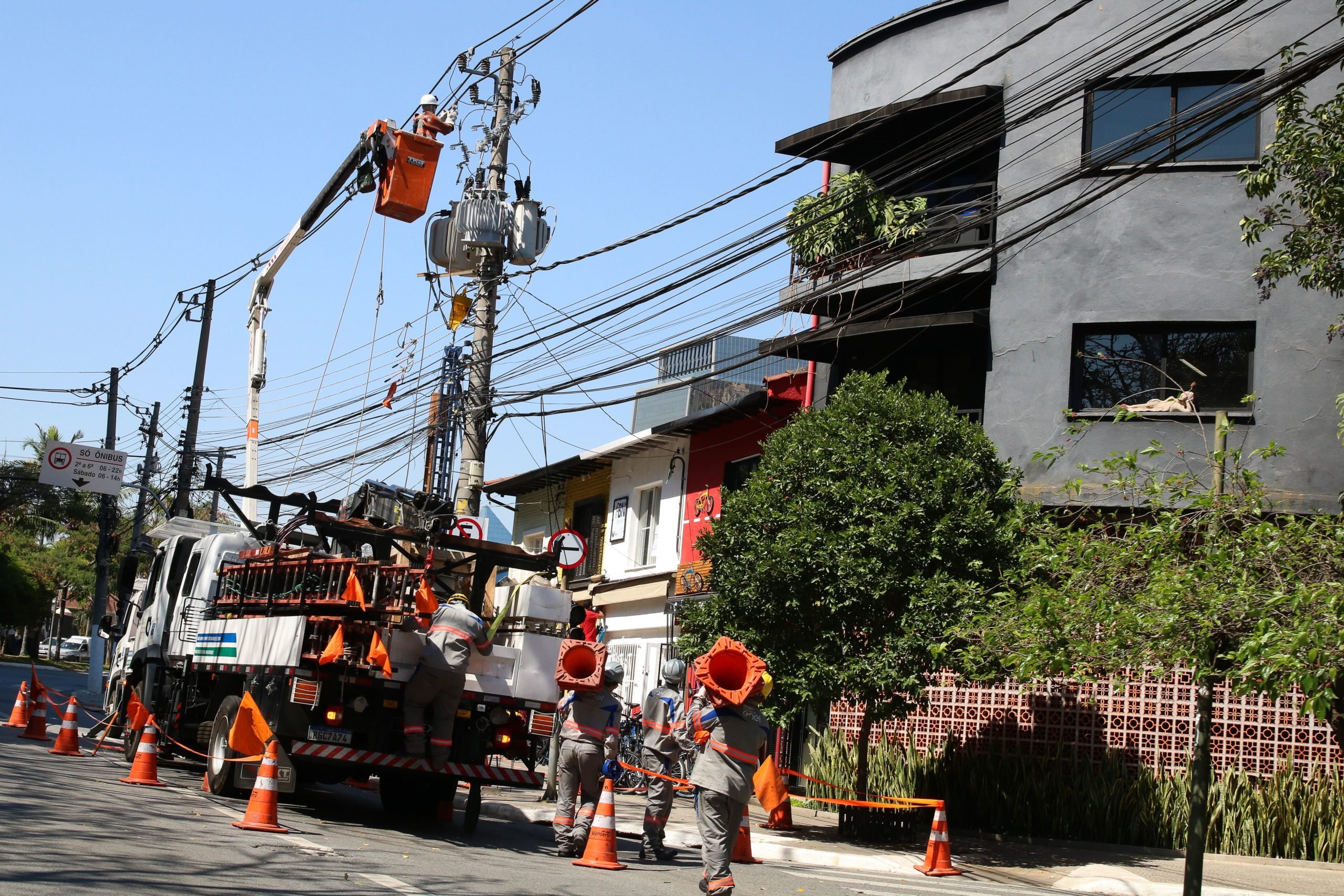 Na imagem: Técnicos da Enel fazem manutenção em poste de energia elétrica no bairro de Pinheiros (SP), em 3/9/2021 (Foto: Rovena Rosa/Agência Brasil)